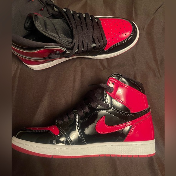 Jordan 1’s High OG ‘Patent Bred’ - Picture 3 of 8
